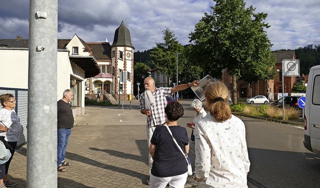 An die &#8222;Postkreuzung&#8220; ohne...hrte Florian cker (kariertes Hemd).   | Foto: Sylvia Sredniawa