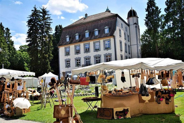 Kunst trifft Handwerk vor dem Trompeterschloss.  | Foto: Hildegard Siebold