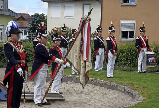 Drei Mal schiet die Brgerwehr bei de...tgottesdienst im Schlossgarten Salut.   | Foto: suedkurier