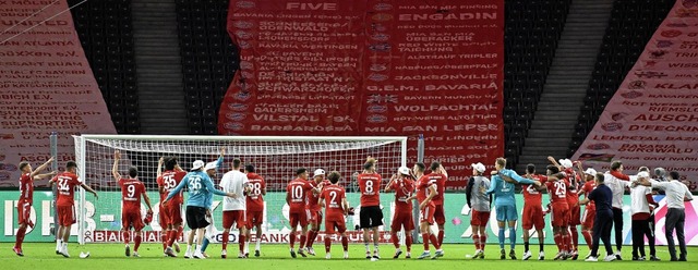 Feiern vor trister Kulisse: Die Bayern...en Rngen im Berliner Olympiastadion.   | Foto: John Macdougall (dpa)