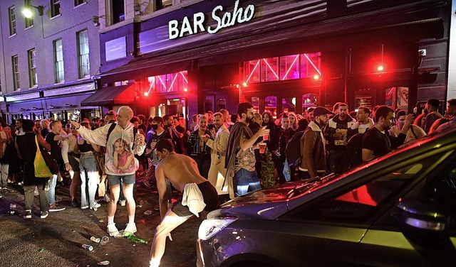 Party auch vor den wiedererffneten Pubs im Londoner Stadtteil Soho  | Foto: JUSTIN TALLIS (AFP)