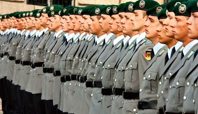 Rekruten der Bundeswehr nehmen 2009 vo... in Deutschland noch eine Wehrpflicht.  | Foto: Wolfgang Kumm (dpa)