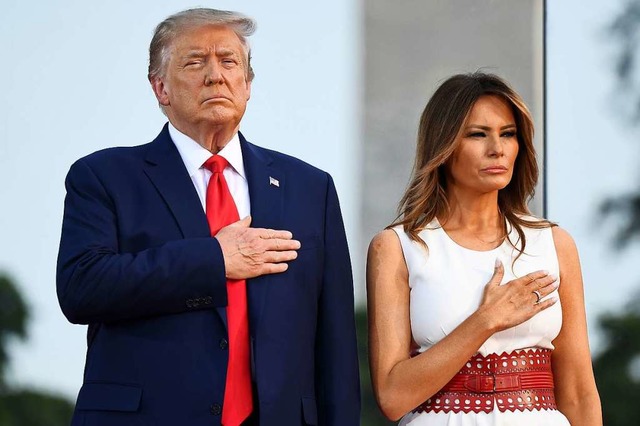 Hand auf der Brust bei der Hymne: Trum...Frau Melania am US-Unabhngigkeitstag.  | Foto: SAUL LOEB (AFP)