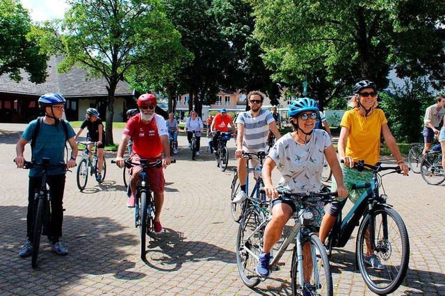 Der Radlerkonvoi traf wohlbehalten auf dem Stegener Dorfplatz ein.  | Foto: Erich Krieger