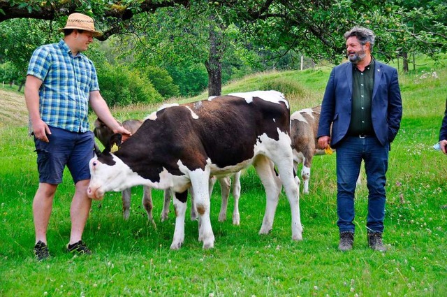 Reinhold Pix (rechts) hatte Fachleute ...motional besetzten Themas Wolf bemht.  | Foto: Rainer Ruther