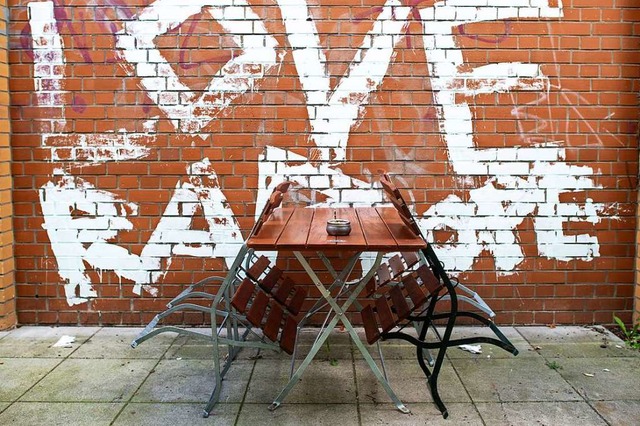 Leere Tische in einem Restaurant in G... Corona-Ausbruch in einer Fleischerei.  | Foto: Jonas Gttler (dpa)