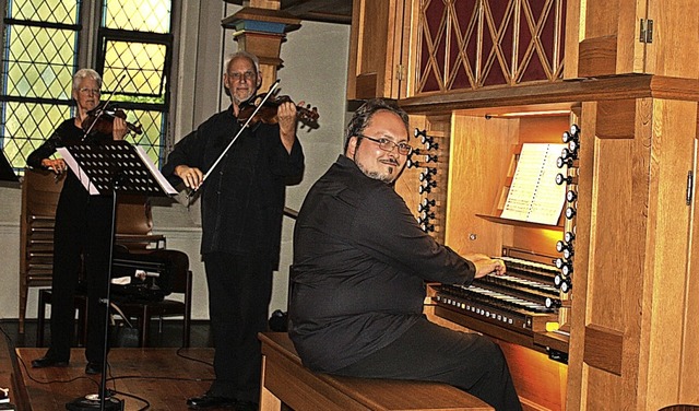 Freude auch bei den   Musizierenden In...ck (Violinen) und Stefan Pll (Orgel).  | Foto: Hildegard Karig