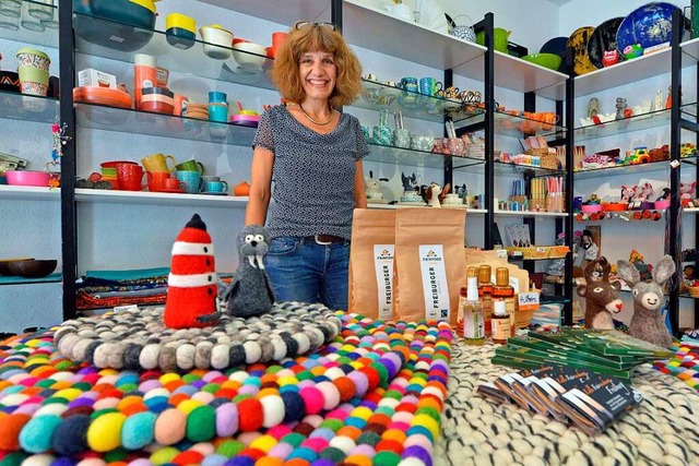 Stefanie Osten verkauft in ihrem Weltl...turstyle, Fairfood und Regenwaldladen.  | Foto: Michael Bamberger