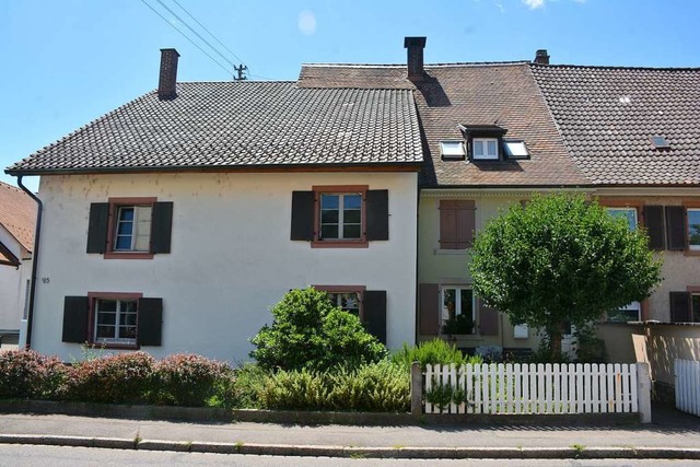 Das Haus links darf abgerissen werden,...t der Denkmalschutz dagegen weiterhin.  | Foto: Hannes Lauber