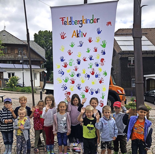 Mit Fingerfarben bedruckten Kinder in ...vor dem Rathaus in Altglashtten weht.  | Foto: Barbara Panicic