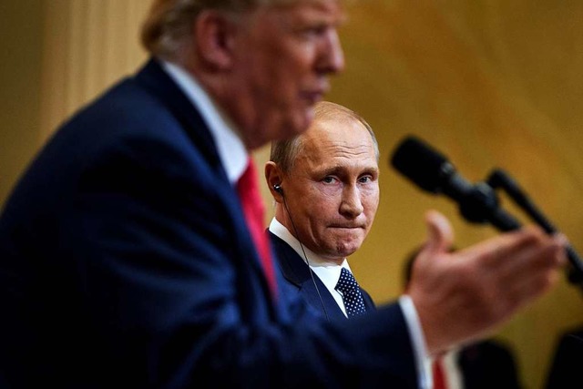Der US-Prsident und sein Wahlhelfer: Donald Trump und Wladimir Putin  | Foto: BRENDAN SMIALOWSKI