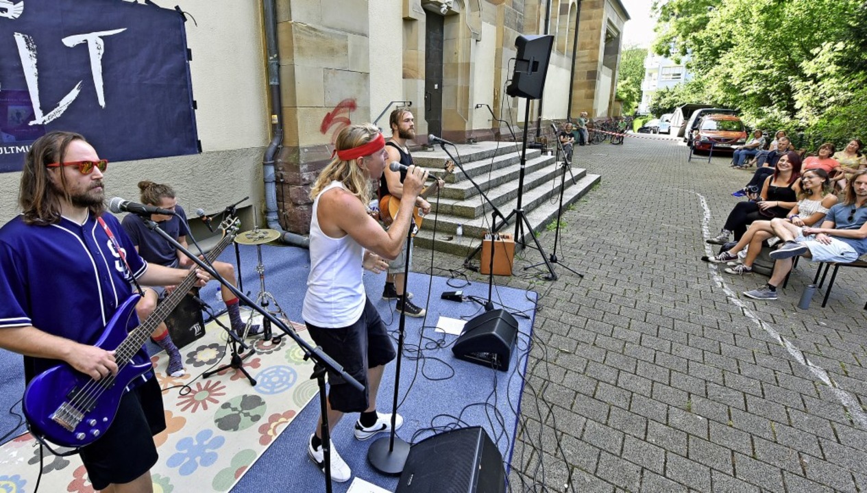 Auch mit ordentlich Abstand gab&#8217;...#8217;Rollern von Qult, und Publikum.   | Foto: Michael Bamberger