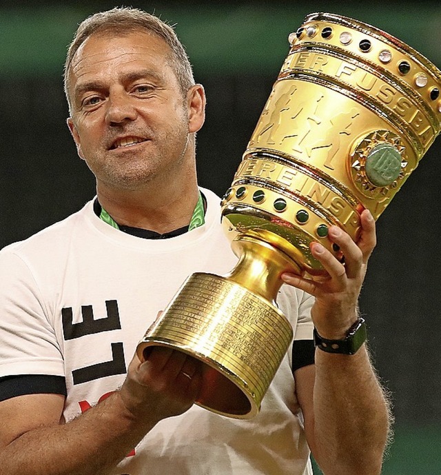 Den DFB-Pokal hat Hansi Flick mit den ...noch die Champions-League-Trophe her.  | Foto: Alexander Hassenstein (dpa)