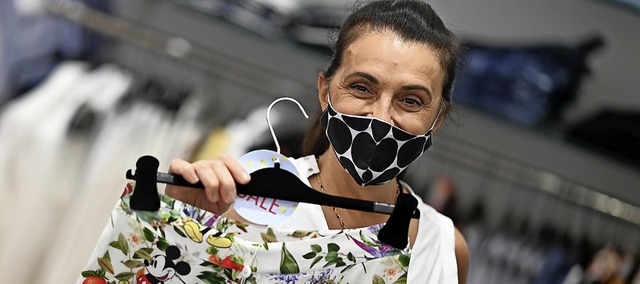Der Handel beklagt, dass die Maskenpfl...r Kunden am Shoppen  deutlich mindere.  | Foto: Felix Kstle (dpa)