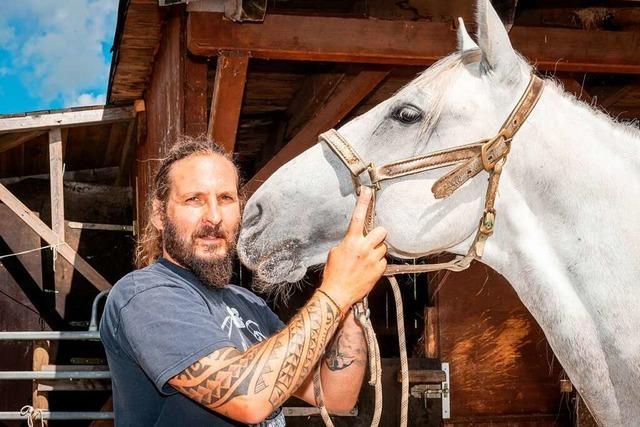 Das ist Ludovic Gortva, Pferdetrainer und Stuntreiter im Europa-Park