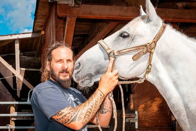 Ludovic Gortva mit  Eguador, einem seiner drei Pferde  | Foto: Bernhard Rein
