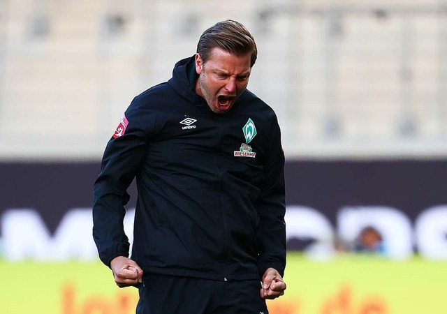Gerade noch mal gut gegangen: Werder-Coach Florian Kohfeldt jubelt.  | Foto: KAI PFAFFENBACH (AFP)