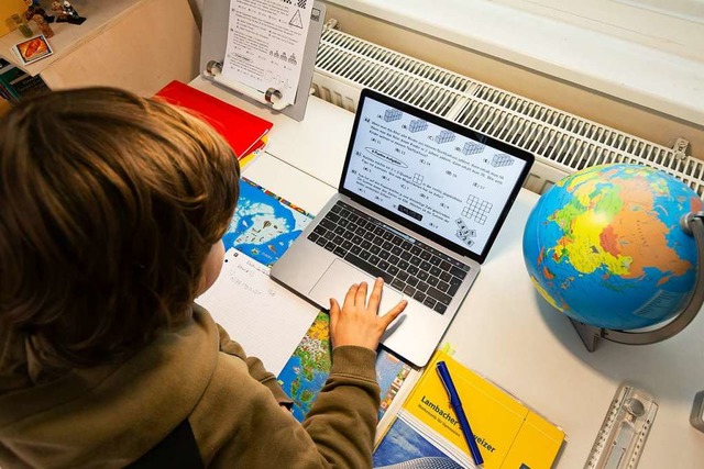Ein Kind lernt in seinem Kinderzimmer am Laptop.  | Foto: Ulrich Perrey (dpa)