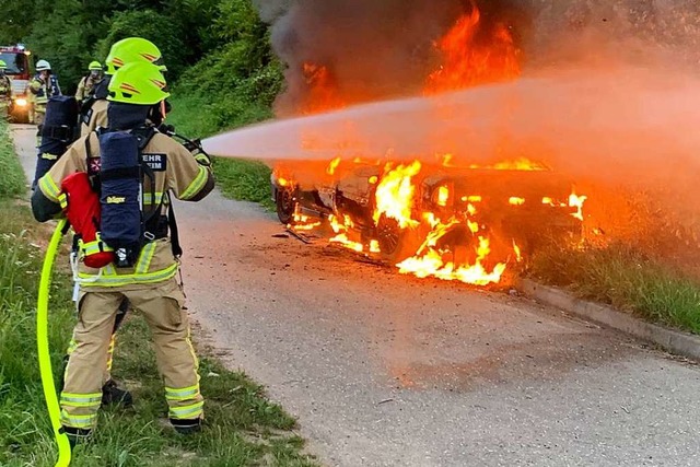 Der Brand eines Autos in Heitersheim war am Freitagabend weitrumig zu sehen.   | Foto: Feuerwehr Heitersheim