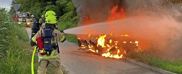Der Brand eines Autos in Heitersheim war am Freitagabend weitrumig zu sehen.   | Foto: Feuerwehr Heitersheim
