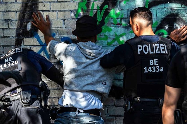 Manche Polizei-Kontrollen sind unfair.  | Foto: Paul Zinken (dpa)