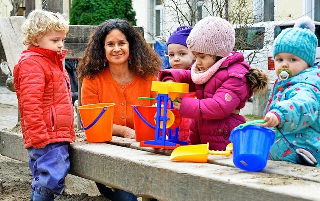 berzeugte Erzieherin: Rosalba Hernandez mit ihrer Kindergruppe am Annaplatz.   | Foto: Michael Bamberger