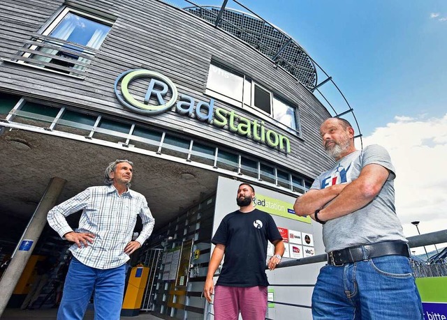 Fernando Schber, Leonid Fliegauf und ...ter in der Radstation am Hauptbahnhof.  | Foto: Michael Bamberger