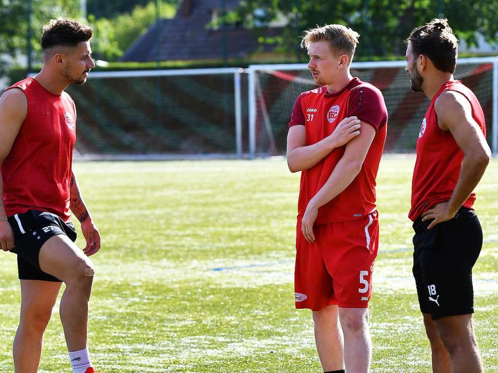 Hasan Pepic (von liks), Nico Gutjahr und Shqipon Bektasi unterhalten sich vor Trainingsbeginn.