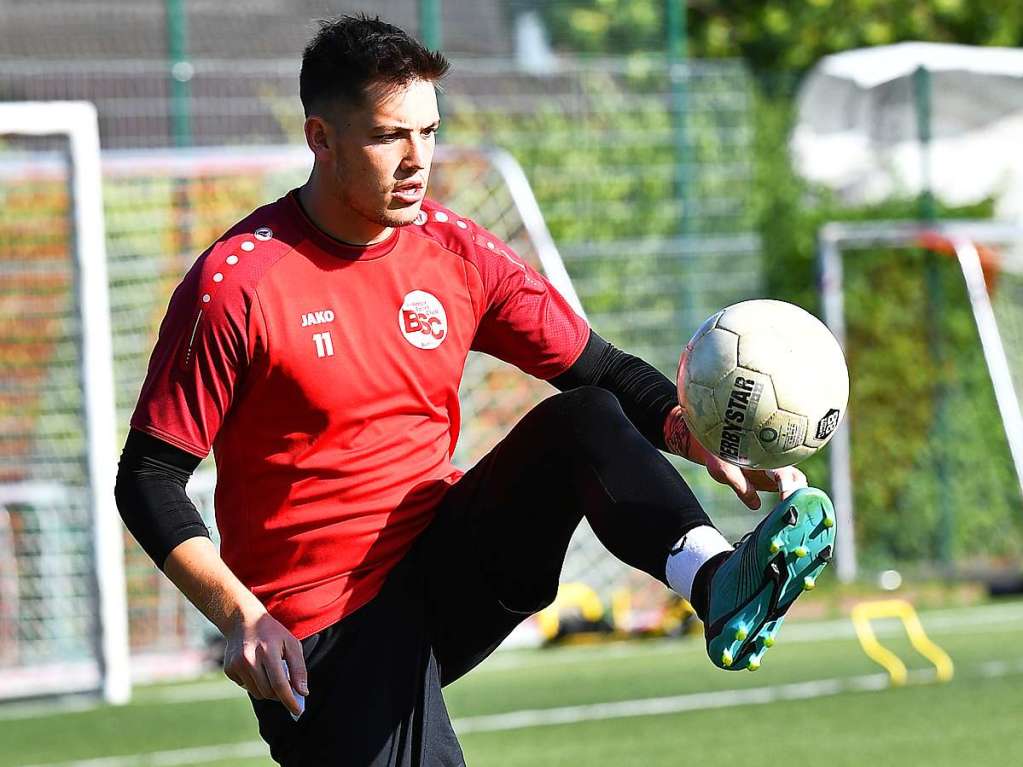 Torhter Marvin Geng jongliert mit dem Ball.