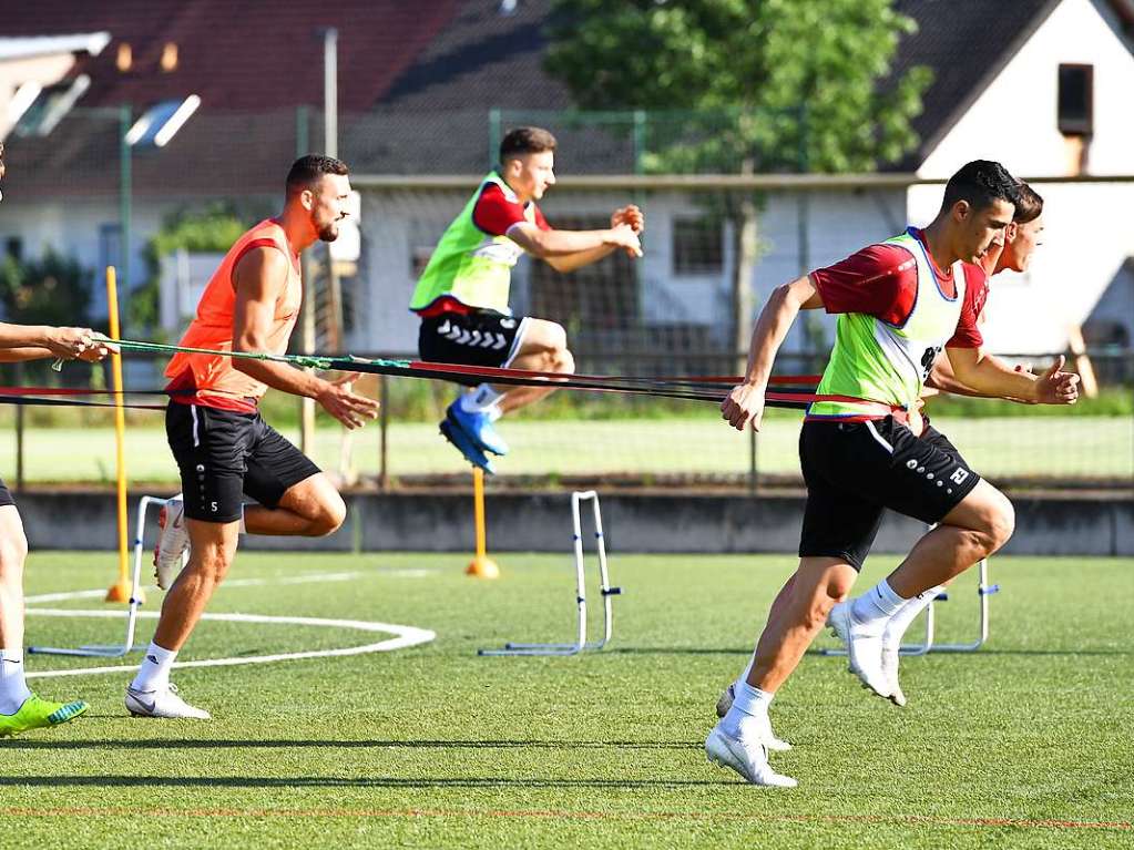 Spielformen und bungsformen mit ohne ohne Ball – der Bahlinger SC startet auf dem Kunstrasen und dem Hauptspielfeld im Kaiserstuhlstadion die Vorbereitung auf die am 1. September beginnende Spielzeit in der Regionalliga.