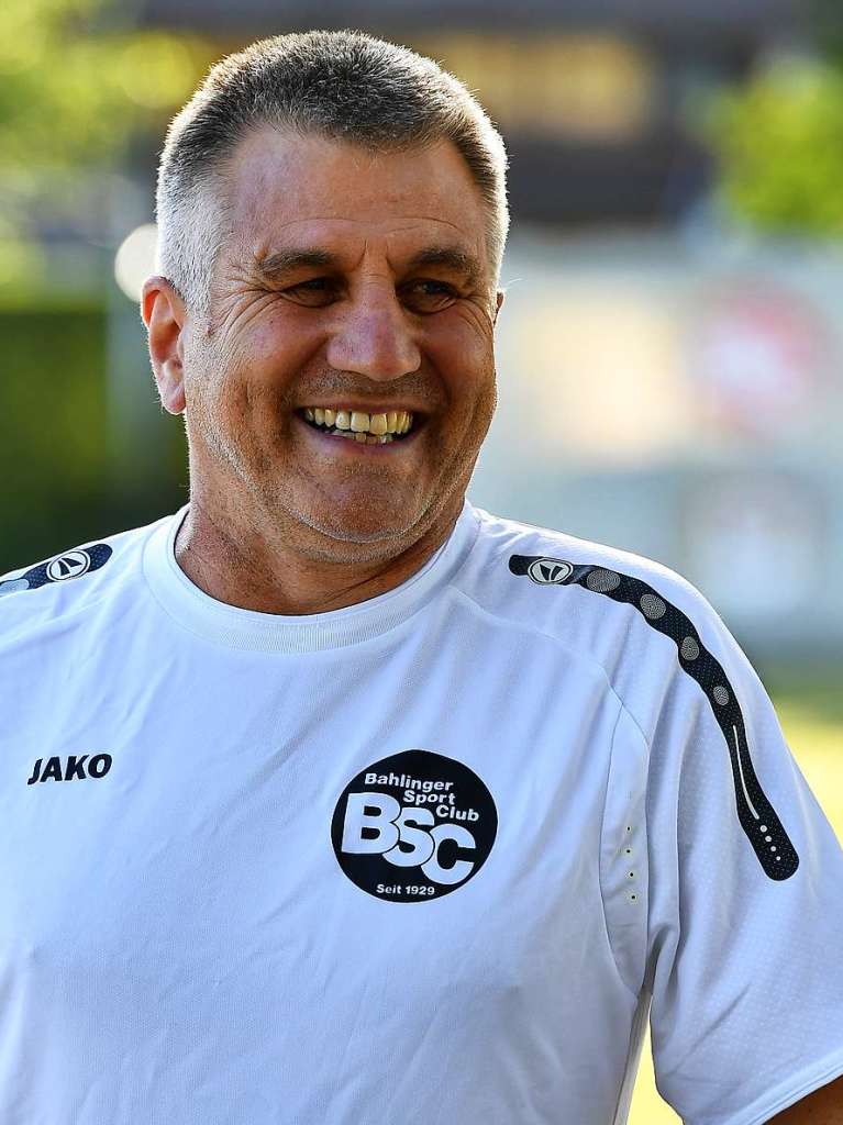 Gut gelaunt: U-19-Trainer Edgar Beck beginnt parallel mit den Bahlinger A-Junioren das Training.