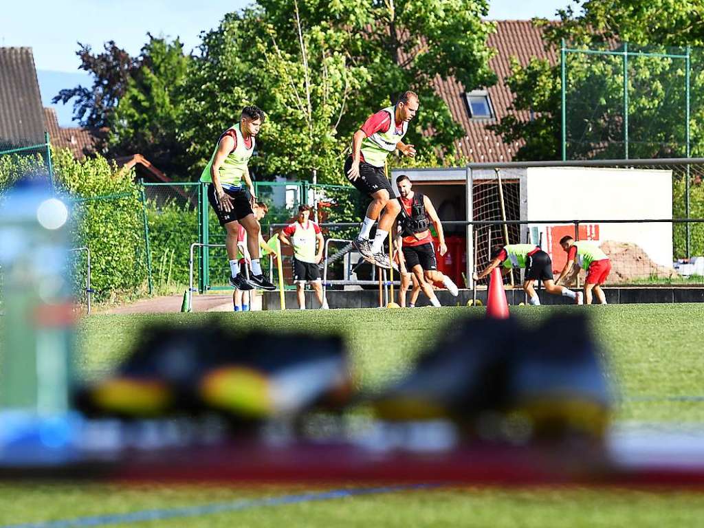 Spielformen und bungsformen mit ohne ohne Ball – der Bahlinger SC startet auf dem Kunstrasen und dem Hauptspielfeld im Kaiserstuhlstadion die Vorbereitung auf die am 1. September beginnende Spielzeit in der Regionalliga.