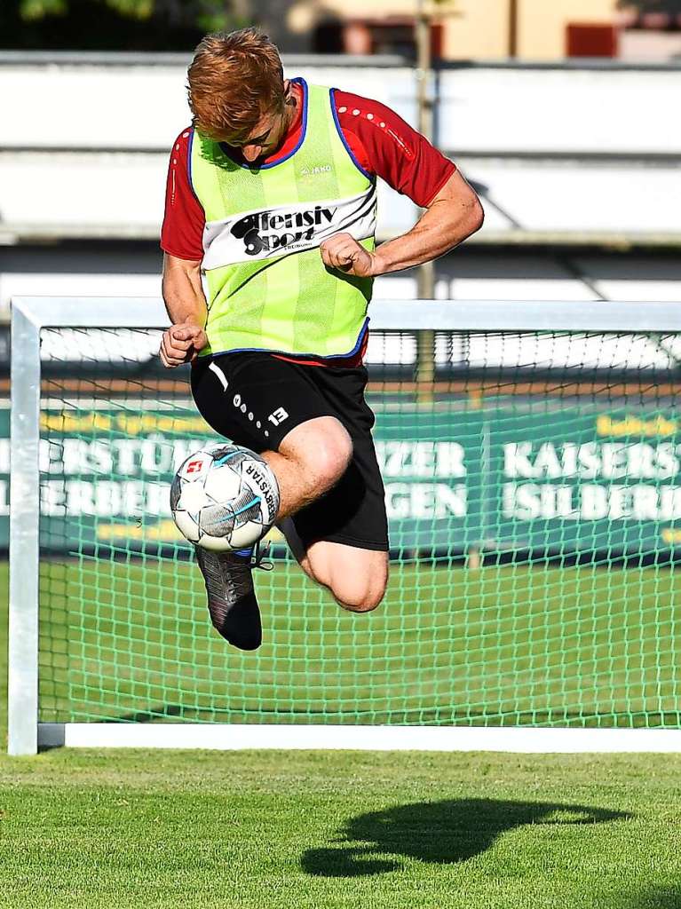 Maximilian Faller mit einer gefhlvollen Ballannahme in der Luft.