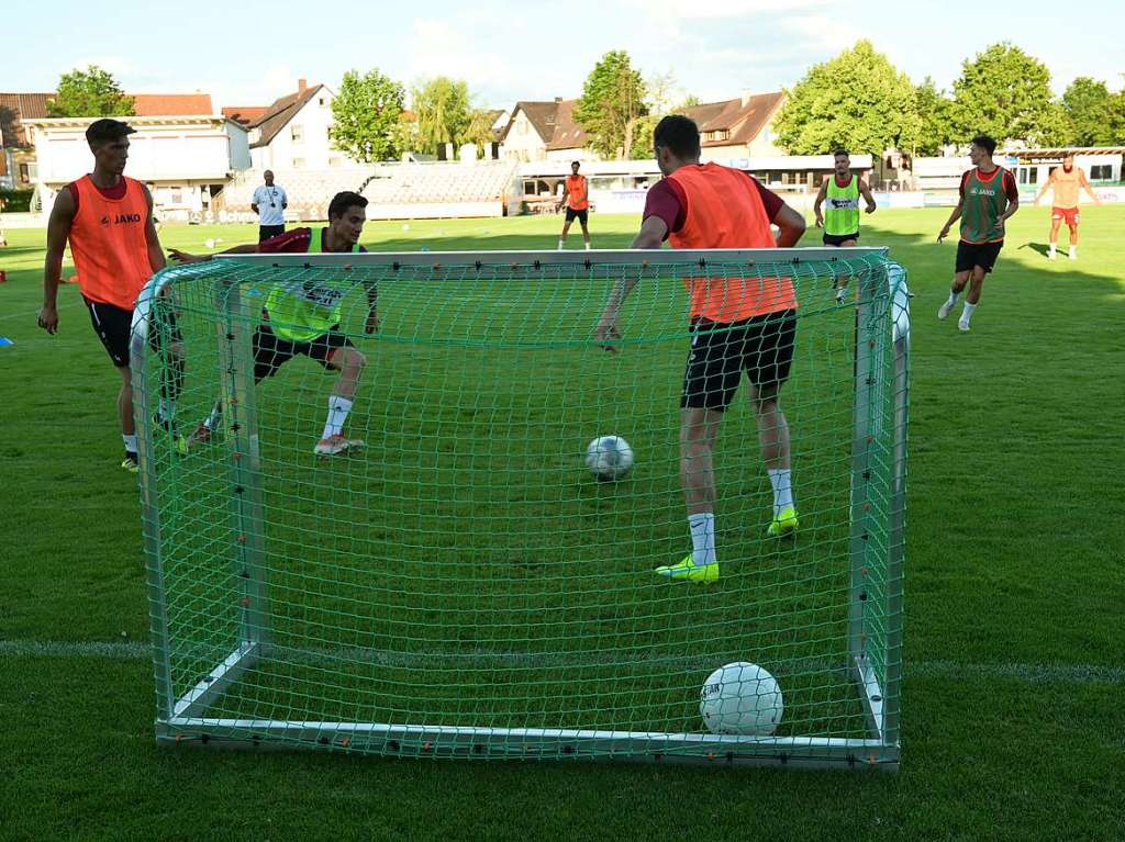 Spielformen und bungsformen mit ohne ohne Ball – der Bahlinger SC startet auf dem Kunstrasen und dem Hauptspielfeld im Kaiserstuhlstadion die Vorbereitung auf die am 1. September beginnende Spielzeit in der Regionalliga.