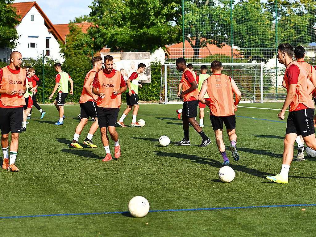 Spielformen und bungsformen mit ohne ohne Ball – der Bahlinger SC startet auf dem Kunstrasen und dem Hauptspielfeld im Kaiserstuhlstadion die Vorbereitung auf die am 1. September beginnende Spielzeit in der Regionalliga.