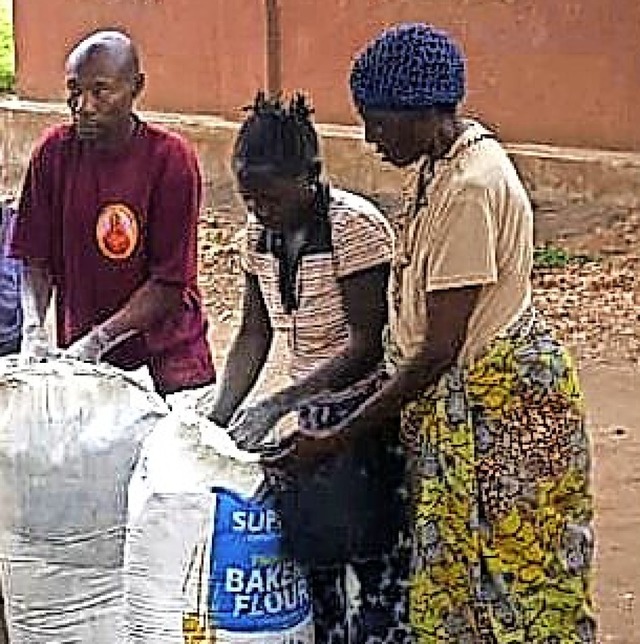 In Uganda werden Lebensmittel zur Linderung der Hungersnot verteilt.  | Foto: Peter Basaliza Mubunga