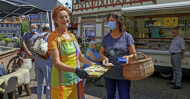 Marktsprecherin Beate Bruder verteilte...en an die Besucherinnen und Besucher.   | Foto: Sandra Decoux-Kone