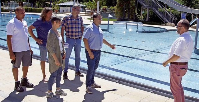 Die Bademeister Mathias Mayer und Igor...g der Corona-Verordnungen im Freibad.   | Foto: Heidi Fel