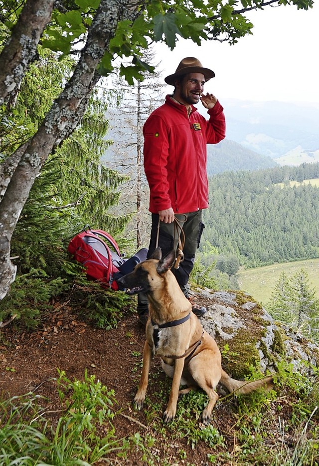 Ranger Sebastian Wagner fhrt die Tour...phrengebiet zusammen mit Hund Boris.   | Foto: Anita Fertl