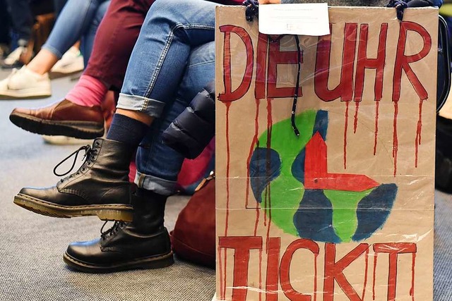 Dieses Schild brachte eine Besucherin ...dspersonen sind,  um 21 Uhr verlassen.  | Foto: Jonas Hirt