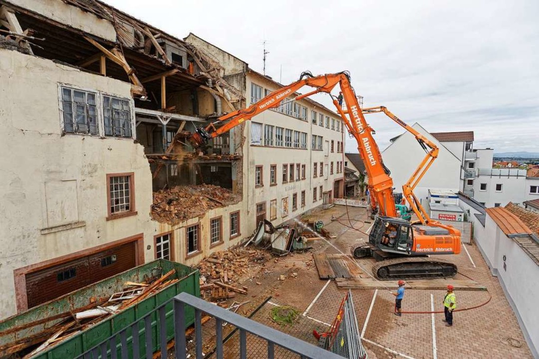 Mitten durch die Fassade des alten Fab...he die Fassade schlielich ganz fllt.  | Foto: Martin Wendel