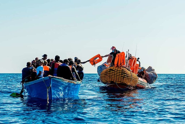 EinBeiboot des Rettungsschiffs Ocean ...m Mittelmeer einem Boot mit Migranten.  | Foto: Flavio Gasperini (dpa)