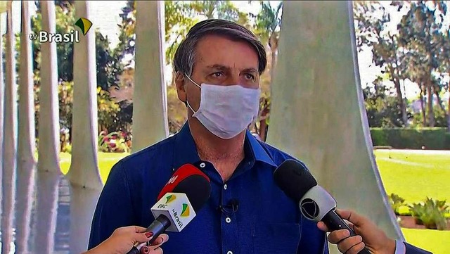 Bolsonaro gibt ein Fernsehinterview. Erst mit...  | Foto: - (AFP)