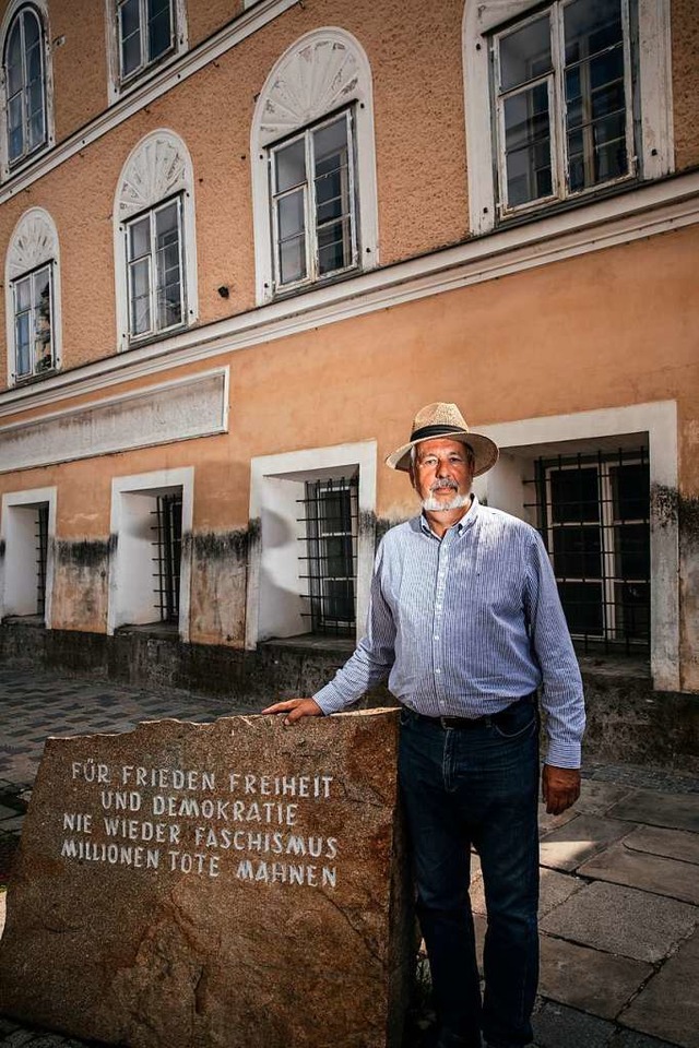 Florian Kotanko vorm Geburtshaus von A...Hitler, wo ein Erinnerungsstein mahnt.  | Foto: Quirin Leppert