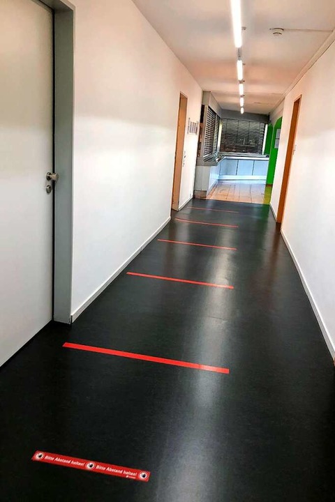 Der Gang zur Kantine ist zur Einhaltung des Mindestabstands markiert.  | Foto: Hannah B.