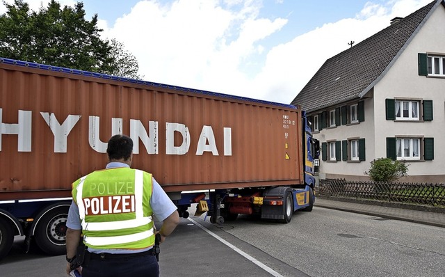 Whrend der zweistndigen Lkw-Kontroll...n Simonswald wenden und zurckfahren.   | Foto: Horst Dauenhauer