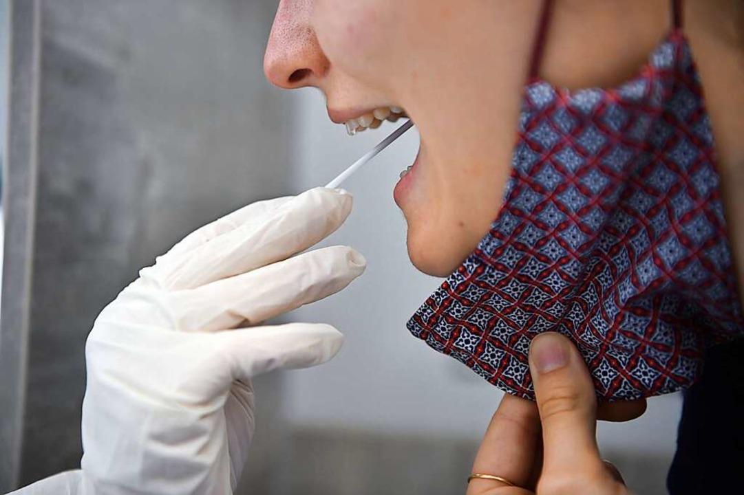 Eine Mitarbeiterin des Gesundheitsamtes nimmt einen Abstrich (Symbolbild)  | Foto: Sven Braun (dpa)