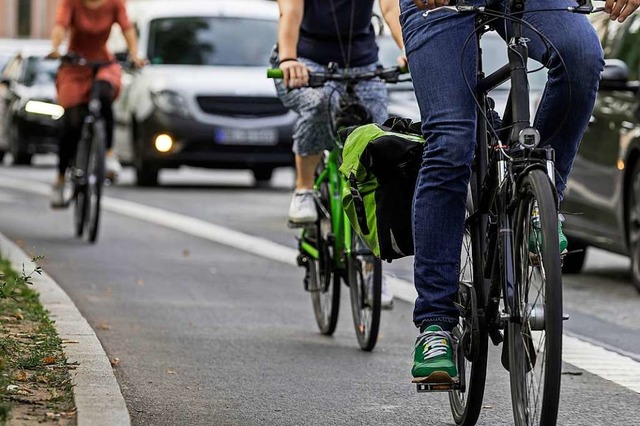 Bitte Rcksicht nehmen: Fahrrder und Autos mssen sich den Verkehrsraum teilen.  | Foto: GUEVEN PURTULKara  (stock.adobe.com)