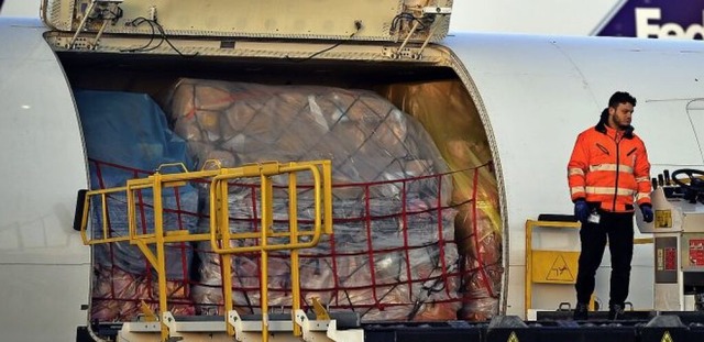 In diesem Frachter wurden sechs Millionen Schutzmasken transportiert.  | Foto: Eric Lalmand (dpa)