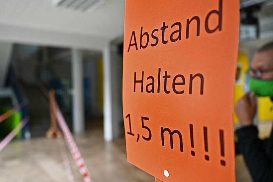 Abstandsregel: Egal ob im Supermarkt, in der Straßenbahn oder bei der Verabredung: Seit Beginn der Pandemie gilt es, Abstand zu seinen Mitmenschen zu halten. Mindestabstand sind hierbei 1,5 Meter. Dadurch soll verhindert werden, dass sich der Krankheitserreger leicht übertragen kann. (Foto: Felix Kästle (dpa)) Abstandsregel: Egal ob im Supermarkt, in der Straßenbahn oder bei der Verabredung: Seit Beginn der Pandemie gilt es, Abstand zu seinen Mitmenschen zu halten. Mindestabstand sind hierbei 1,5 Meter. Dadurch soll verhindert werden, dass sich der Krankheitserreger leicht übertragen kann. (Foto: Felix Kästle (dpa))